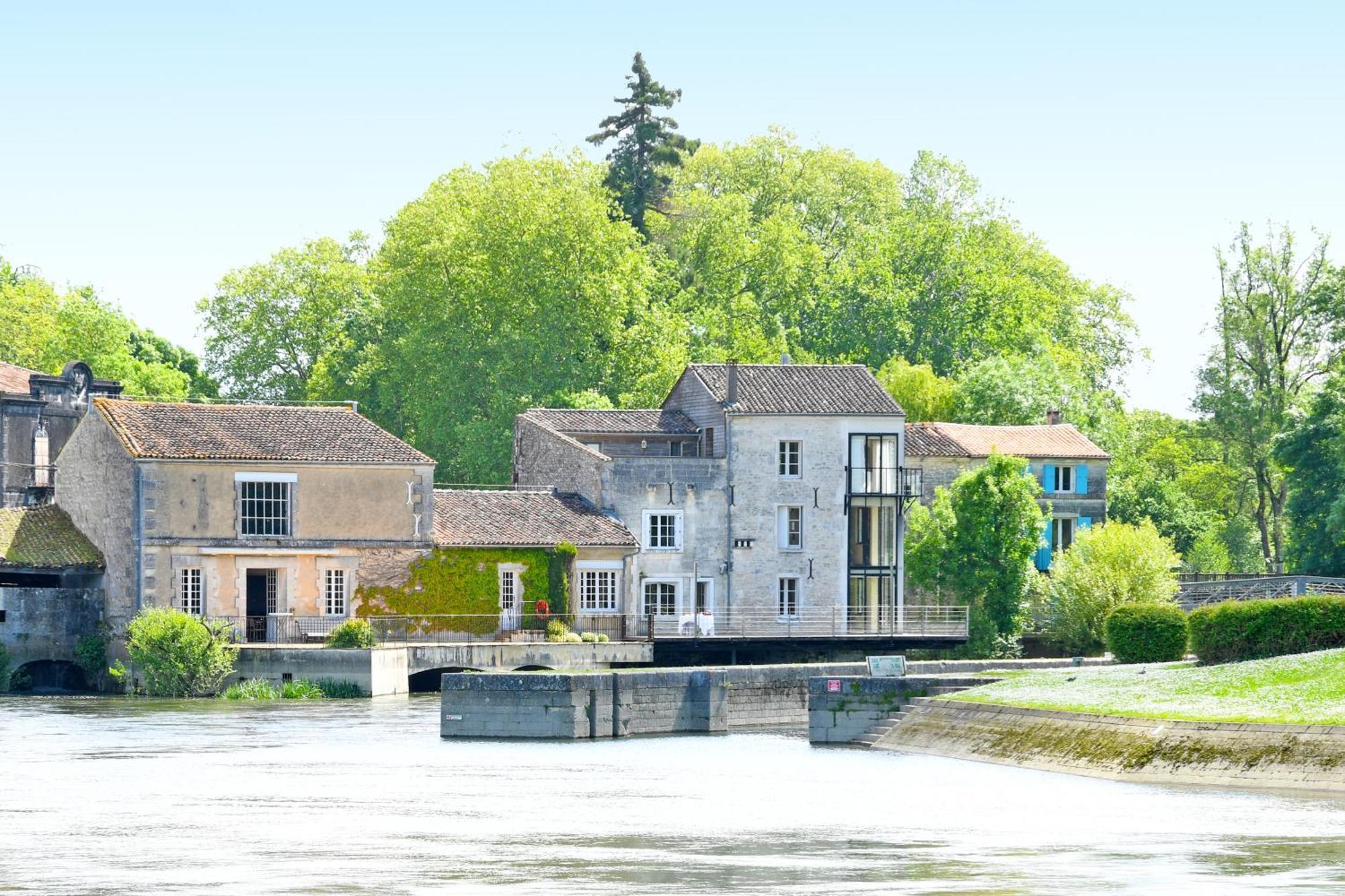 Quai 3 Loft Moderne Et Lumineux Les Pieds Dans L'Eau Lägenhet Jarnac Exteriör bild