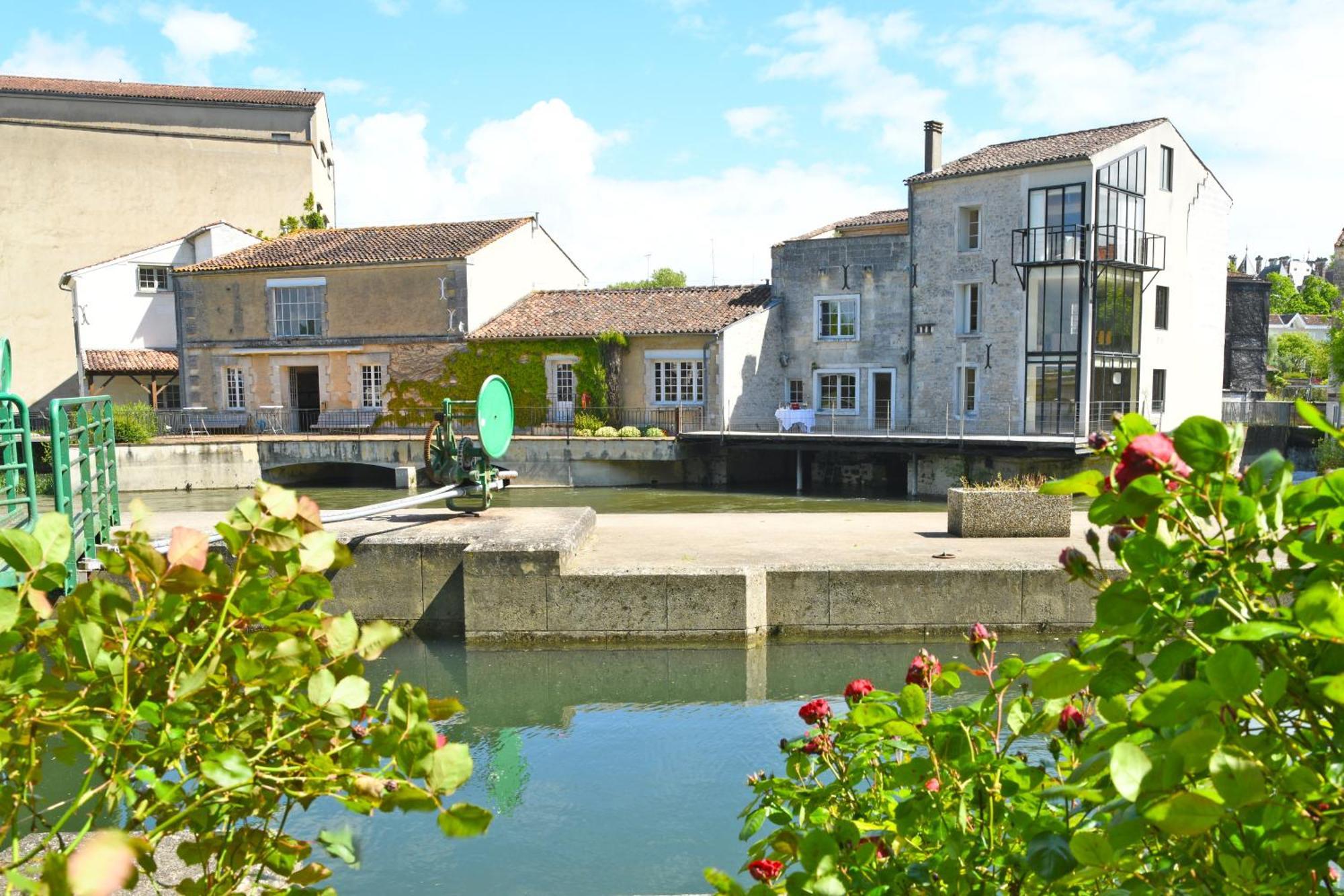 Quai 3 Loft Moderne Et Lumineux Les Pieds Dans L'Eau Lägenhet Jarnac Exteriör bild
